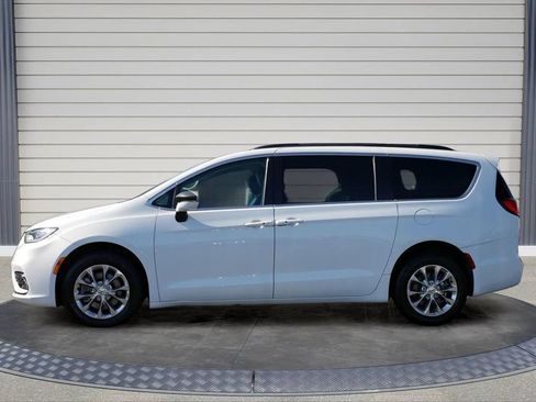 Used 2022 Chrysler Pacifica Touring-L AWD/4WD image 4