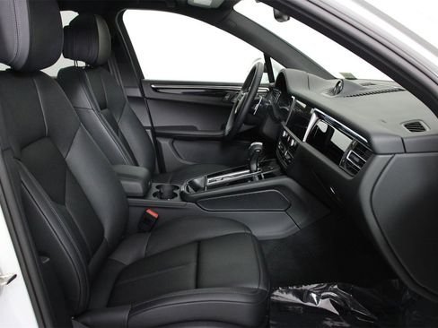 Used 2025 Porsche Macan image 31