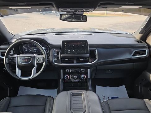 Used 2024 GMC Yukon SLT w/ SLT Luxury Package image 16