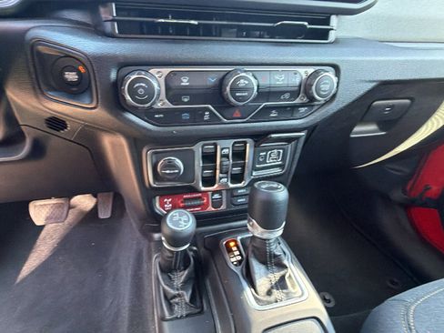 Used 2025 Jeep Wrangler Willys AWD/4WD image 41