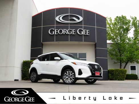 Used 2023 Nissan Kicks SV FWD image 1