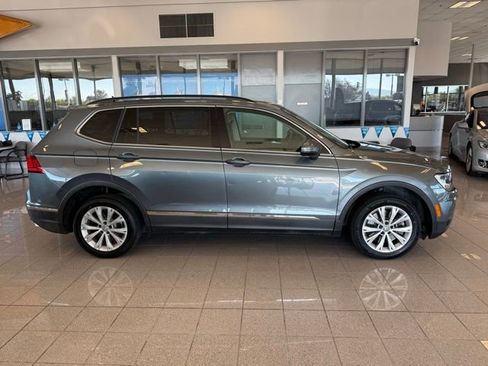 Used 2018 Volkswagen Tiguan SE w/ Panoramic Sunroof Package image 2