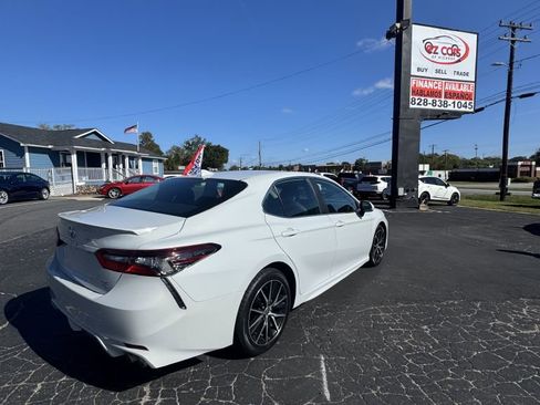 Used 2022 Toyota Camry SE image 3