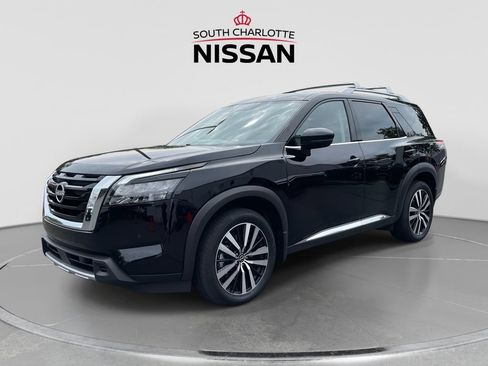 Used 2025 Nissan Pathfinder Platinum AWD/4WD image 3