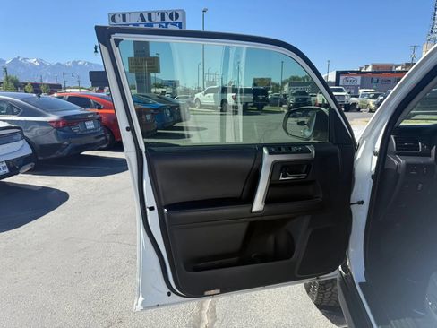 Used 2018 Toyota 4Runner SR5 AWD/4WD image 16