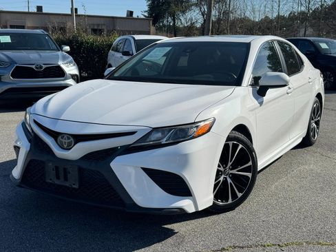 Used 2018 Toyota Camry SE w/ Moonroof Package image 3