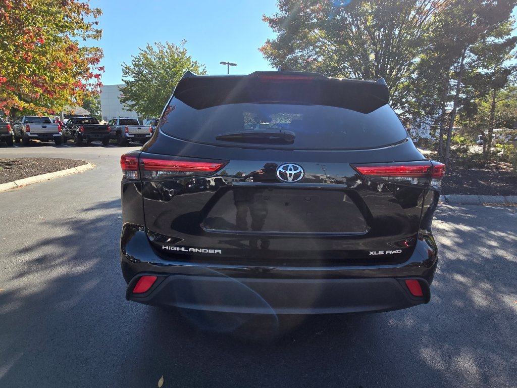 Used 2022 Toyota Highlander XLE AWD/4WD image 7