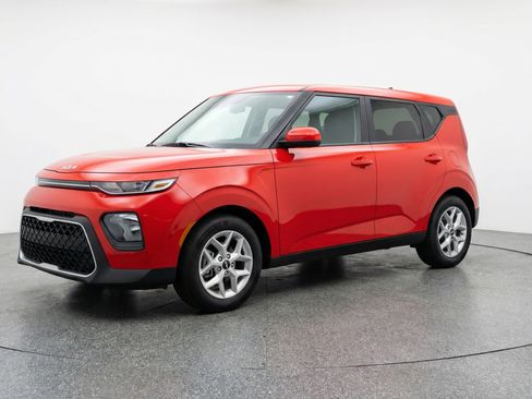 Used 2025 Kia Soul LX w/ LX Technology Package FWD image 3