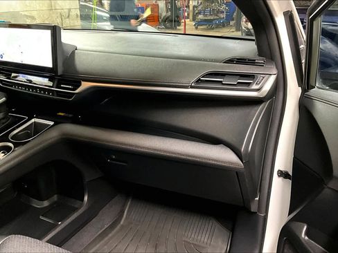 Used 2025 Toyota Sienna Platinum image 18