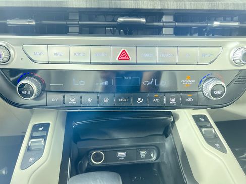 Certified 2024 Kia Telluride EX w/ EX Captain's Chair Package FWD image 24