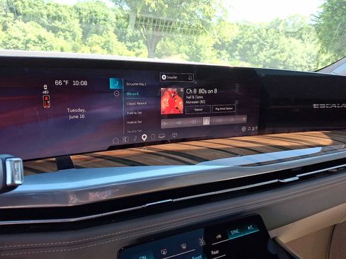 Used 2025 Cadillac Escalade Sport Platinum w/ LPO, Floor Liner Package AWD/4WD image 18