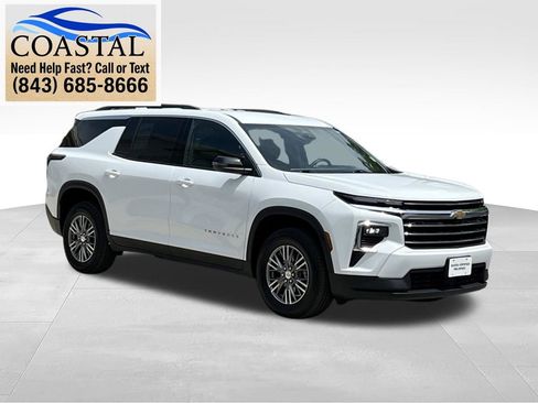 Used 2025 Chevrolet Traverse LT FWD image 3
