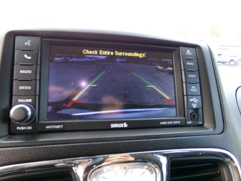Used 2016 Chrysler Town & Country Touring image 18