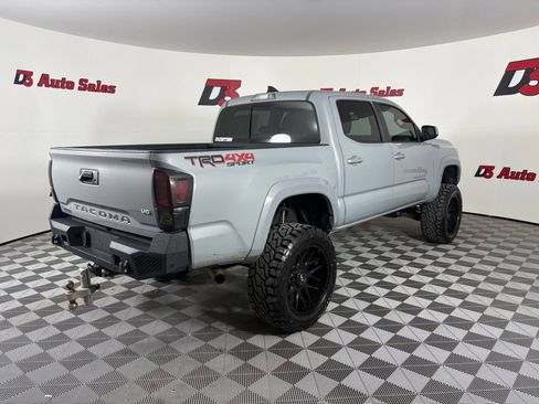 Used 2018 Toyota Tacoma TRD Sport AWD/4WD image 7