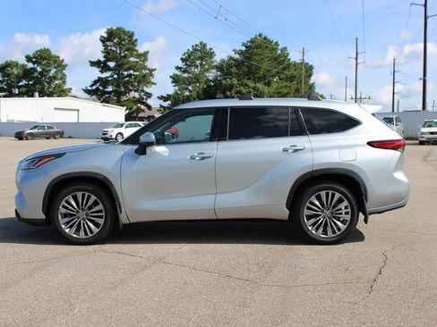 Used 2020 Toyota Highlander Platinum AWD/4WD image 3