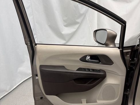 Used 2017 Chrysler Pacifica Touring-L image 11