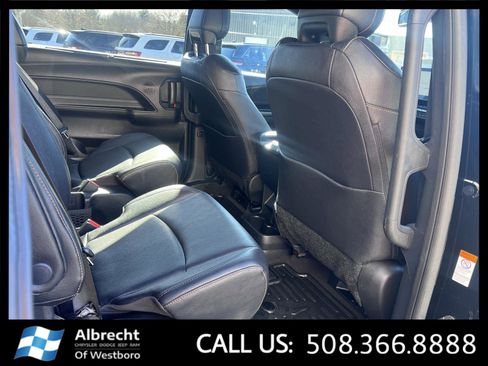 Used 2025 Toyota Sienna XLE Woodland Edition image 17