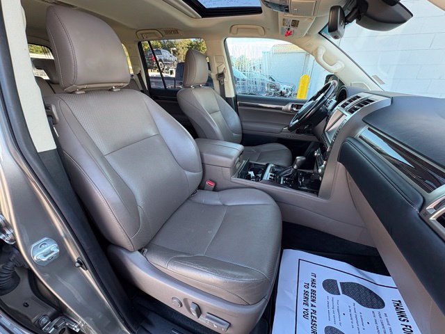 Used 2020 Lexus GX 460 Luxury w/ Accessory Package AWD/4WD image 33