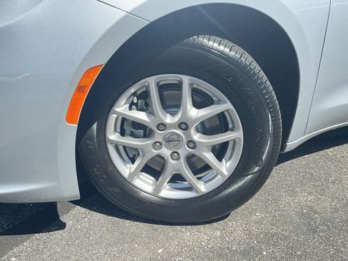 Used 2023 Chrysler Pacifica Touring FWD image 33