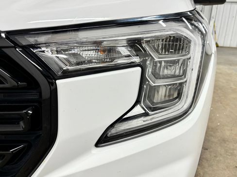 Used 2024 GMC Terrain SLE w/ Driver Convenience Package FWD image 8