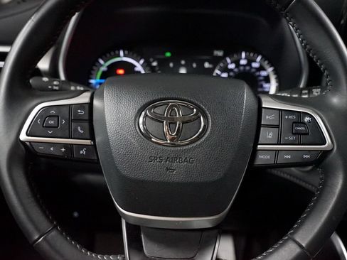 Certified 2025 Toyota Highlander XLE AWD/4WD image 12