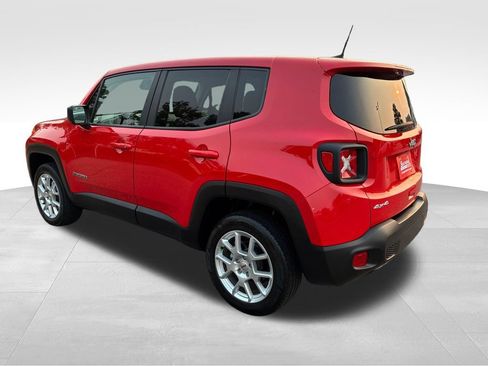 Used 2023 Jeep Renegade Latitude AWD/4WD image 3