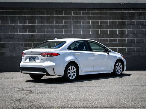 Used 2022 Toyota Corolla LE FWD image 3