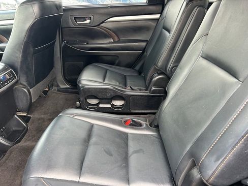 Used 2019 Toyota Highlander XLE FWD image 18