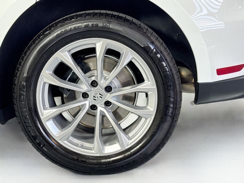 Used 2025 Porsche Macan image 24