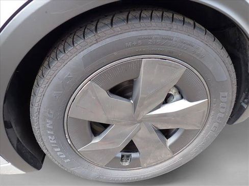 Used 2025 Toyota Prius Plug-In Hybrid FWD image 7