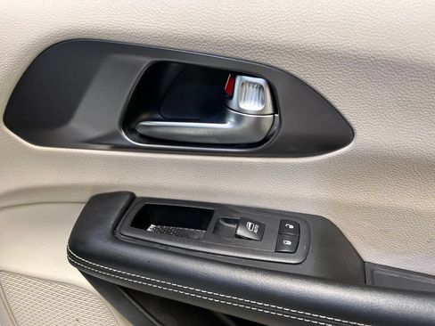 Used 2023 Chrysler Pacifica Touring-L FWD image 35