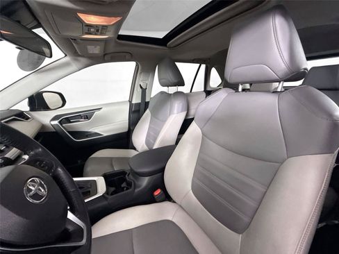 Used 2020 Toyota RAV4 XLE Premium FWD image 3
