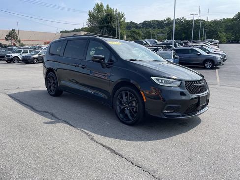Used 2022 Chrysler Pacifica Limited w/ S Appearance Package AWD/4WD image 6