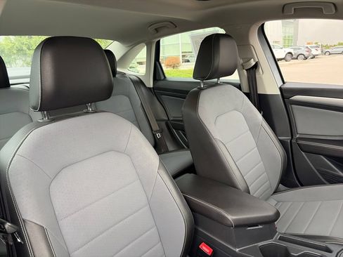 Used 2025 Volkswagen Jetta SE FWD image 12