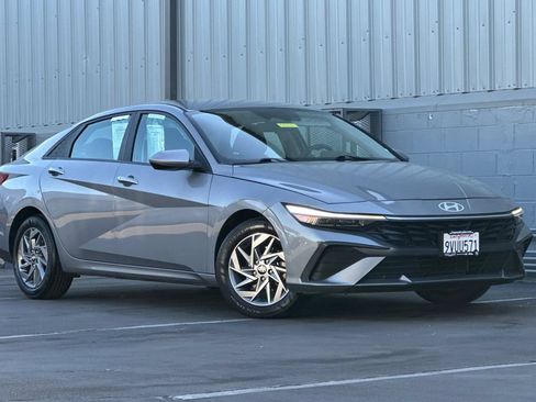 Used 2024 Hyundai Elantra SEL FWD image 2
