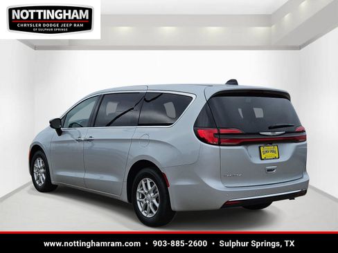 New 2026 Chrysler Pacifica Select image 3