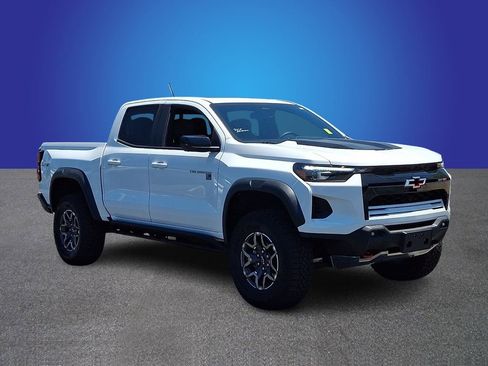 Used 2025 Chevrolet Colorado ZR2 w/ Technology Package AWD/4WD image 3