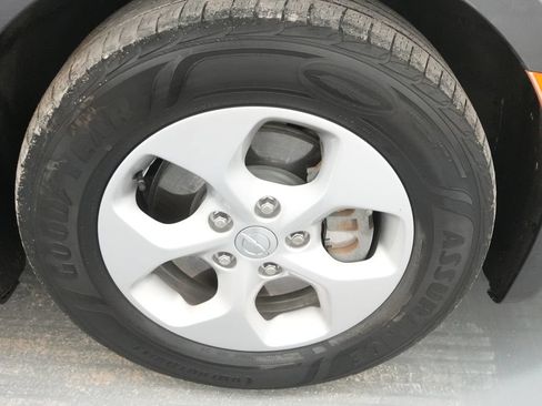 Used 2018 Chrysler Pacifica Touring-L FWD image 11