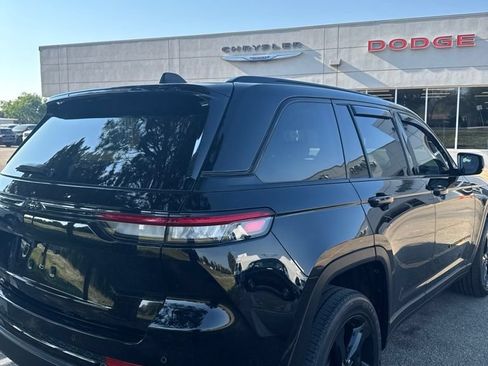 Used 2022 Jeep Grand Cherokee Altitude AWD/4WD image 4