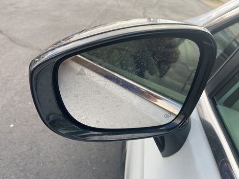 Used 2024 Chrysler Pacifica Touring-L image 15