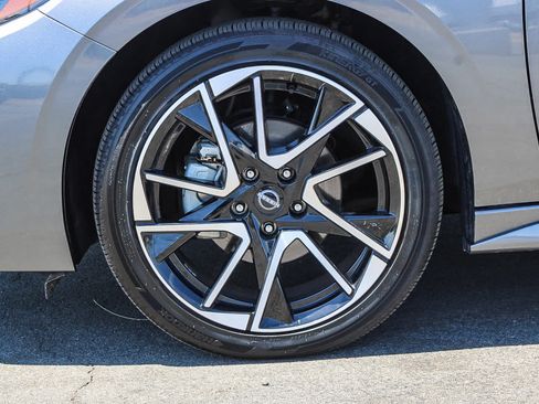 Used 2025 Nissan Sentra SR w/ SR Premium Package FWD image 11