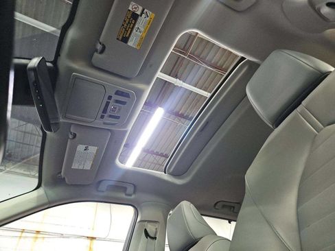 Used 2023 Toyota Highlander XLE AWD/4WD image 9