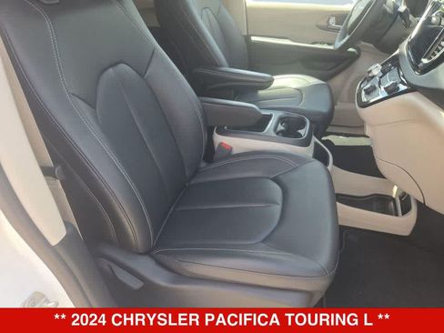 Used 2024 Chrysler Pacifica Touring-L FWD image 20