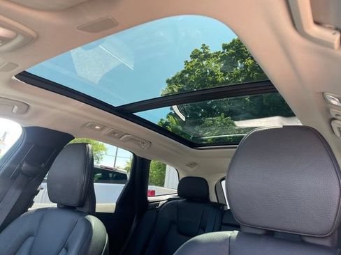 Used 2022 Volvo XC60 B5 Momentum w/ Climate Package AWD/4WD image 11