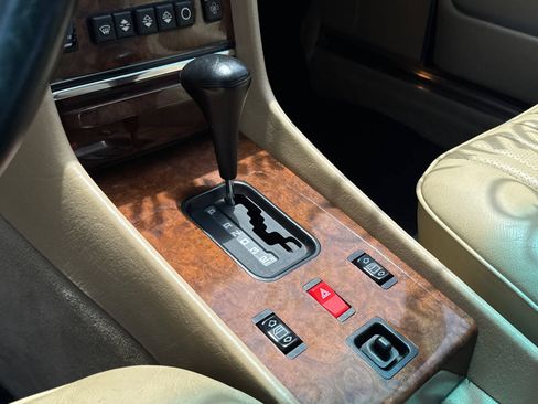 Used 1988 Mercedes-Benz 560 SL image 16