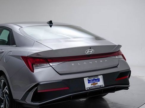 Used 2025 Hyundai Elantra SEL image 4