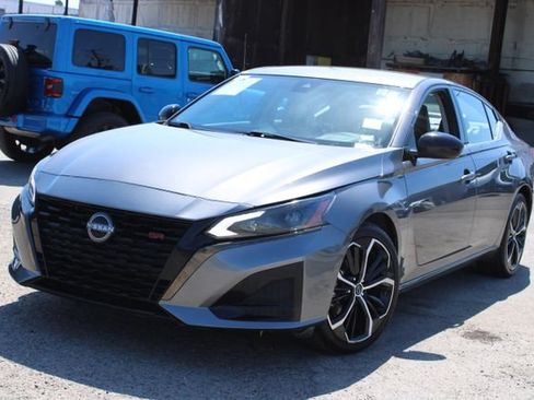 Used 2024 Nissan Altima 2.5 SR FWD image 10