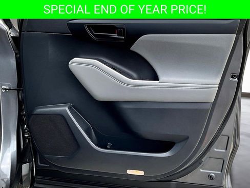 Used 2021 Toyota Highlander LE image 27