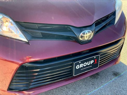 Used 2018 Toyota Sienna L image 28