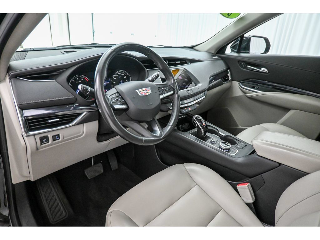 Used 2020 Cadillac XT4 Luxury w/ Cold Weather Package AWD/4WD image 32